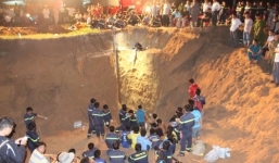 Người đầu tiên tiếp cận bé gái rơi xuống giếng kể quá trình giải cứu