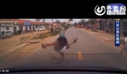 Cậu bé bị xe ô tô hất tung 5m, lộn nhào như phim hành động