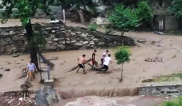 Trung Quốc: 9 du khách bị lũ cuốn, 5 người chết