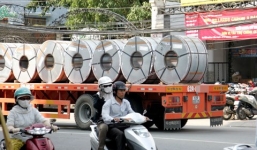 Video: Xe container chở thép cuộn ở Sài Gòn gây bất an cho người đi đường