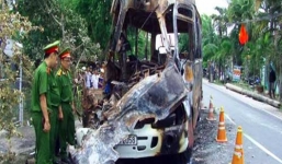 Xe khách bốc cháy dữ dội sau tai nạn giao thông