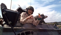 Cụ bà lái xe tăng mừng sinh nhật lần thứ 101