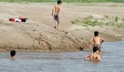 Đi hái chôm chôm về, mẹ đau đớn thấy hai con chết dưới hố nước cạnh nhà