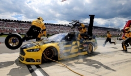 Vào pit stop, tay đua Nascar hất văng 2 người đồng đội lên capo 