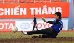 Video: 'Chết cười' với bàn thua ngớ ngẩn của thủ môn Hải Phòng 