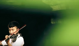 9x chơi violin tuyệt hay trong hang Sơn Đoòng gây sốt mạng