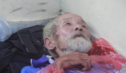 Hà Nội: Cụ già lang thang nằm 'thoi thóp' bên hiên nhà 