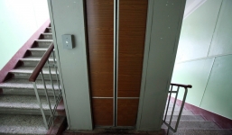 Súng hỏng, kẻ sát nhân mắc kẹt trong thang máy với nạn nhân