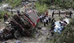 Hai xe khách đâm nhau trực diện, ít nhất 16 người tử vong