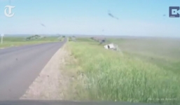 Video: Ô tô lộn hàng chục vòng tài xế vẫn sống sót thần kỳ