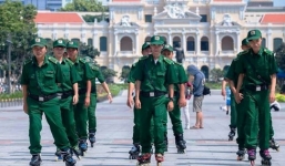 Hình ảnh TNXP trượt patin tuần tra trên Phố Sài Gòn