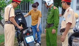 Bản tin 113 – sáng 7/8: Thiếu nữ 18 tuổi đi xe máy, trong cốp có 2kg...thuốc nổ…