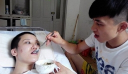 Vừa tỉnh lại sau 70 ngày hôn mê, cô gái trách bạn trai: 'Sao anh lại cứu em?'