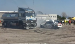 Màn drift ngoạn mục của cặp đôi 'người đẹp và quái thú'