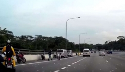 Video: Hỗn loạn vì 'mưa tiền' trên đường cao tốc ở Singapore 
