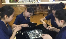 Mang 150kg tiền xu mua nhẫn kim cương