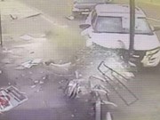 Video: Người đàn ông thoát chết trong gang tấc ở bến xe bus