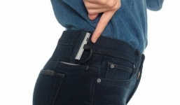 Sạc điện thoại di động trên quần jean