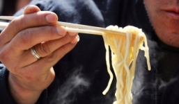 Nhà hàng trộn thuốc phiện vào mì để “gây nghiện” thực khách