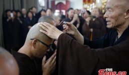 Triệu phú Trung Quốc bỏ cuộc sống giàu sang để thành nhà tu