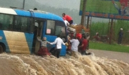 Hàng chục người vật vã thoát khỏi xe khách bị chết máy, trôi tự do khi vượt lũ