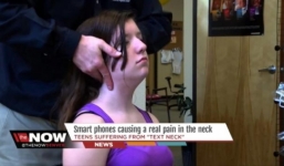Thiếu nữ bị lệch đốt sống cổ do...nghiện nhắn tin điện thoại