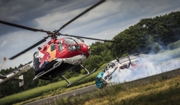 Video: Màn đối đầu nghẹt thở giữa trực thăng và xe đua 