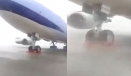 Video: Máy bay bị nhấc bổng trong siêu bão Soudelor ở Đài Loan 