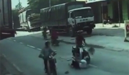 Video: Người đàn ông đi xe máy đâm vào cụ già rồi bỏ chạy ở Hà Nội