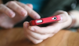 Bé gái rơi từ tầng 3 xuống đất vì bố mải chơi game