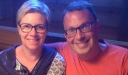 Cha mẹ chết khát vì nhường nước cho con giữa sa mạc