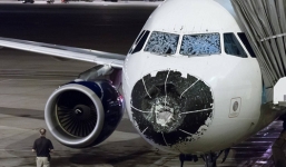 Máy bay vỡ kính, bẹp dúm mũi do mưa đá khi bay qua bão lớn