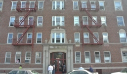 Mẹ nhẫn tâm ném con 3 tuần tuổi từ cửa sổ tầng 4 xuống đất