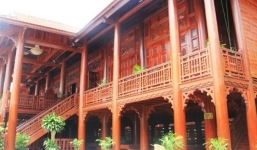 Đại gia miền sơn cước chịu chơi xây nhà gỗ hàng trăm tỷ đồng