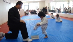 Video: Chết cười với màn biểu diễn công phá của võ sĩ nhí 