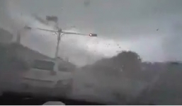 Xe hơi đang lưu thông bị gió cuốn đi trong chớp mắt