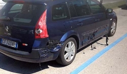 Vỏ 'xế hộp' Renault Megane tan chảy vì nắng nóng