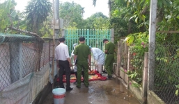 Người đàn ông trói mình vào cổng rào tự thiêu, để lại thư xin lỗi mẹ