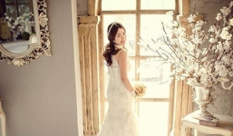 Facebook sao Việt: DJ Trang Moon bất ngờ mặc váy cưới, Hồ Ngọc Hà liên tục chạy show