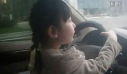 Video: Bé gái 4 tuổi lái ô tô chạy vù vù trên đường cao tốc