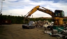 Video: Xe Mercedes giá “khủng” 12 tỷ bị máy xúc nghiền nát