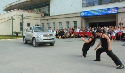 Video: Cận cảnh nữ võ sinh 15 tuổi dùng bụng kéo ô tô 