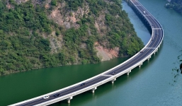 Ngắm đường cao tốc giữa lòng sông đẹp nhất Trung Quốc