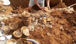  Đào móng nhà, phát hiện nhiều bát đĩa cổ nằm dưới lòng đất