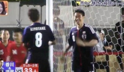 Shinji Kagawa solo qua hơn 50 cầu thủ và ghi bàn