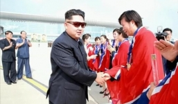 Kim Jong-un thân chinh ra sân bay đón đội bóng đá nữ quốc gia