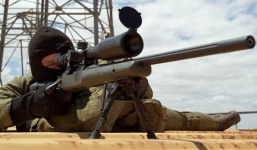 Lính bắn tỉa Anh kịp giải cứu hai cha con sắp bị IS chặt đầu