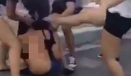 Rùng mình loạt clip thiếu nữ bị đánh hội đồng, lột nội y giữa đường