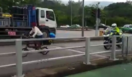 Video: Pha rượt đuổi gay cấn của cảnh sát lái mô tô với phụ nữ đi xe đạp