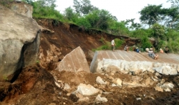 Sập mỏ đá, 4 công nhân bị chôn vùi